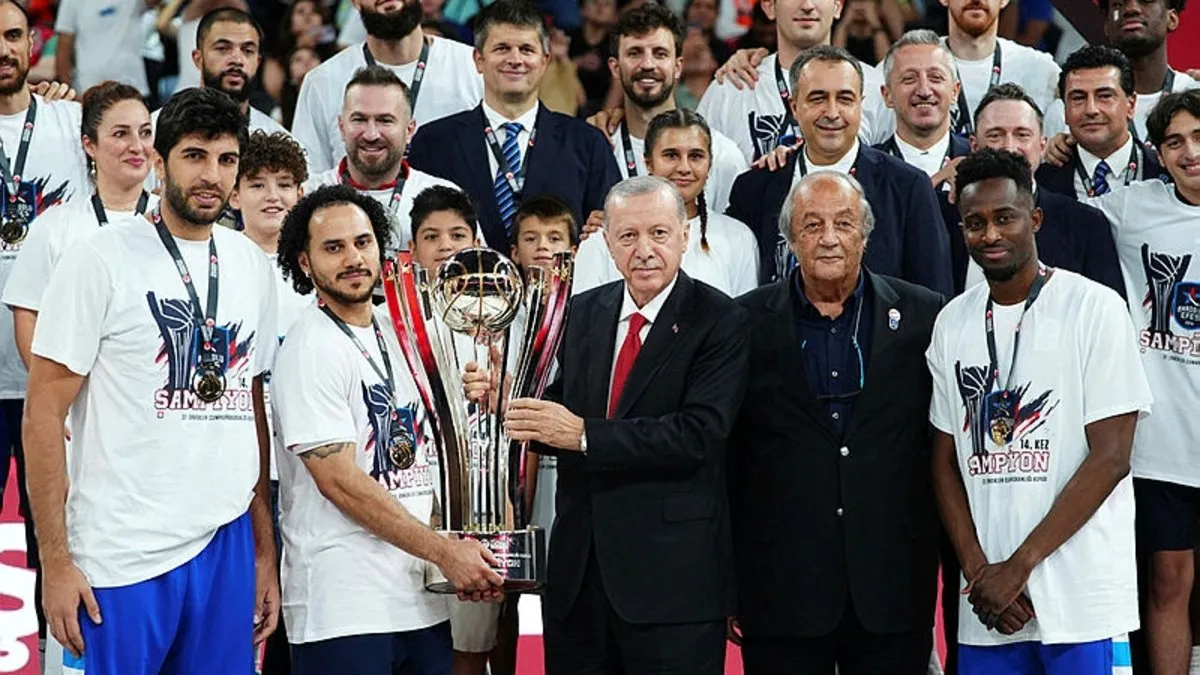 Anadolu Efes’in kupasını Başkan Erdoğan takdim etti