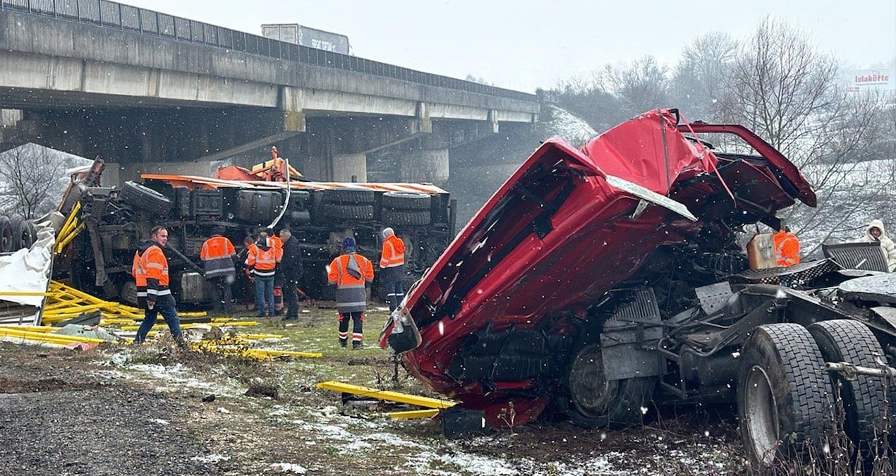 Kar küreme aracı ve Tır devrildi, 2 kişi hayatını kaybetti
